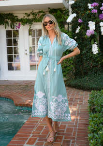 Robe longue de créateur brodée à manches courtes et longueur mollet haute couture pour tenue de fête - Product Image 2
