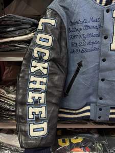 2025แจ็กเก็ตทีมโรงเรียนสั่งตัดขนสัตว์คอตั้งสำหรับผู้ชายแขนหนังเบสบอลวิทยาลัย - Product Image 4