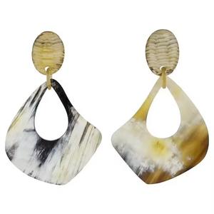 Boucles d'oreilles hexagonales 3D en corne de boeuf naturelle artisanale du Vietnam, nouveau design, vente en gros personnalisée, accessoire de style Offre Spéciale - Product Image 4