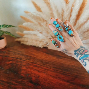 Anillo de Plata de Ley con Engaste de Bisel Ovalado de Turquesa de 2 o 3 Piedras, Hecho a Mano, Diseño Personalizado para Bodas y Fiestas - Product Image 1