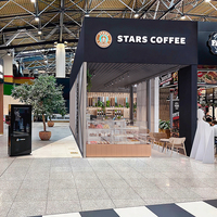 Présentation de la conception intérieure d'un café commercial avec étagère de présentation en grille de bois, ensemble de mobilier de café à sièges variés pour centre commercial