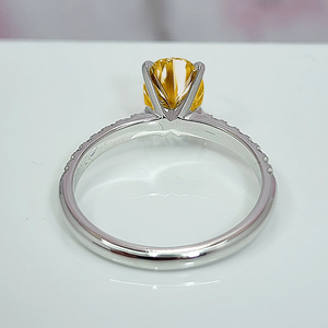 Solitario de corte redondo blanco y ovalado amarillo elegante con diamante cultivado en laboratorio de 1,5 quilates para mujer con anillo de compromiso acentuado en oro blanco de 14 quilates - Product Image 4