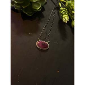 Collar de Plata de Ley y Ostra Espinosa Morada de Antionette Martinez, una Pieza de Moda Imprescindible - Product Image 3