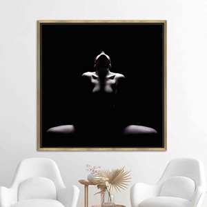 Affiche sur toile imprimée élégante : Femme nue sensuelle, décoration moderne, toile encadrée dorée - Product Image 1