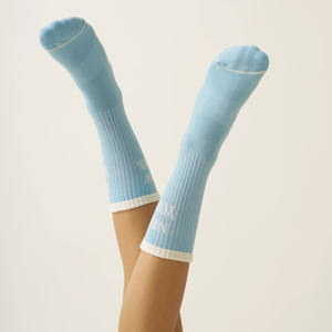 Logotipo personalizado Jacquard bordado Pilates Yoga calcetines longitud de la tripulación antideslizante calcetines Grippy fabricante de Vietnam certificado por el - Product Image 5