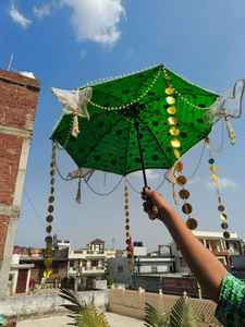 ร่มร่มสำหรับงานแต่งงานทำมือที่มีสีสันสดใสมีพู่ตกแต่งแบบอินเดียสำหรับงานฮาลเมดี้และเจ้าสาว - Product Image 5