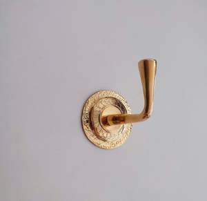 Crochets muraux décoratifs en laiton pour le rangement dans l'entrée du couloir, améliorant le design intérieur classique avec une finition métallique intemporelle - Product Image 1