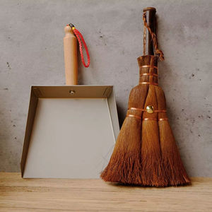 Mango de madera superventas y recogedor de polvo de chapa galvanizada a precio asequible - Product Image 1