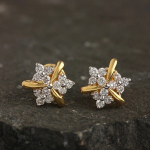 Pendientes de Botón con Diseño Floral Chapados en Oro, Elegantes con Diseño de Pétalos Cruzados y Brillantes Piedras de Moissanita, Pendientes Elegantes - Product Image 3
