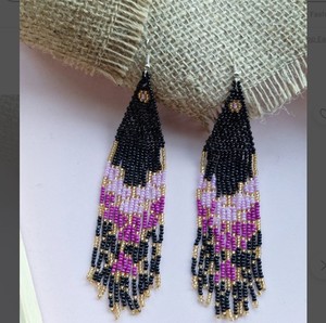 Pendientes de cuentas de semillas largas negras Flecos de borlas con cuentas hechos a mano - Product Image 1