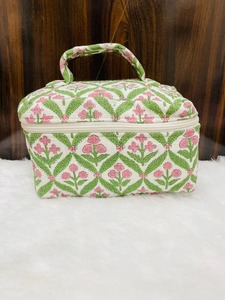 Bolsa de Aseo Vintage Acolchada Hecha a Mano |   Estuche de Almacenamiento de Maquillaje de Algodón Resistente al Agua con Bolsillos Interiores con Cremallera y Partición Única - Product Image 4