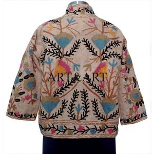 Veste courte en coton floral matelassée Suzani brodée bohème faite à la main Vêtements pour femmes - Product Image 5