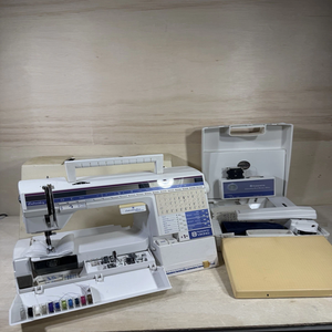 Modèle H-u-s-q-v-a-r-n-a V-i-k-i-n-g # Machine à broder et accessoires pour le 300e anniversaire, prêts à la vente - Product Image 1