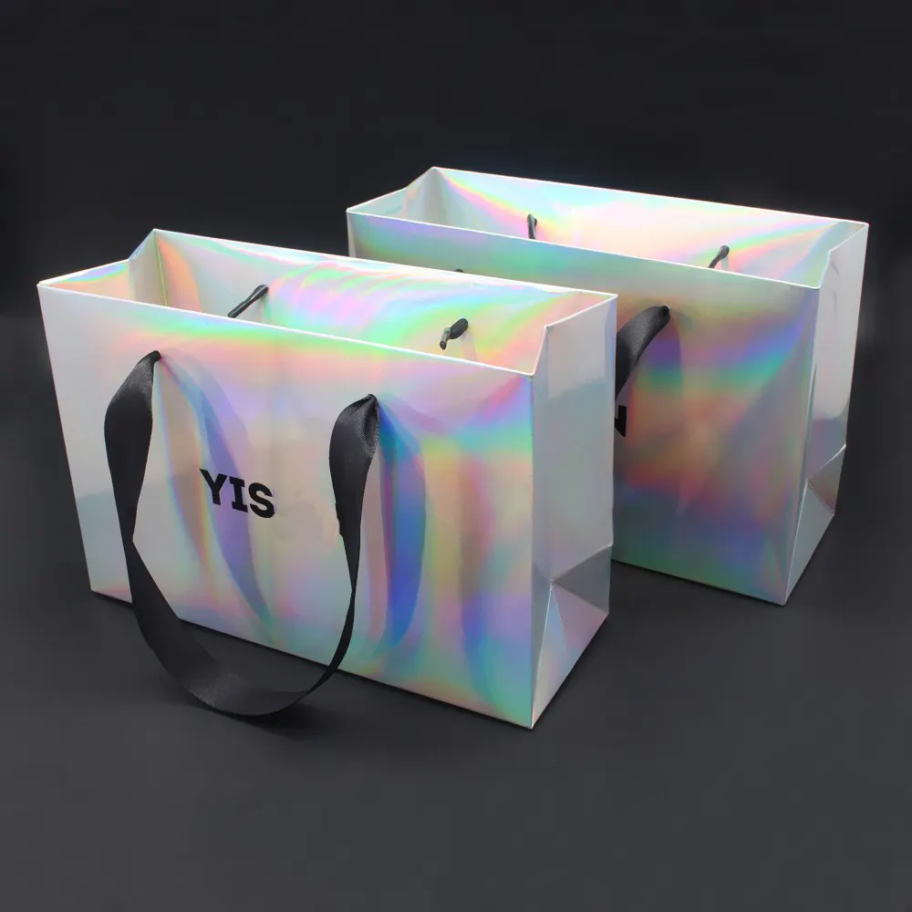 O presente iridescente holográfico do boutique luxuoso personalizado do laser do logotipo ensaca o saco de papel luxuoso grande do empacotamento da roupa do emballage