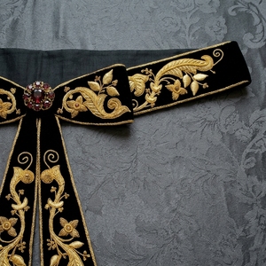Estola de terciopelo de lujo con bordado dorado y distintivo de pedrería para decoración de prendas - Product Image 3