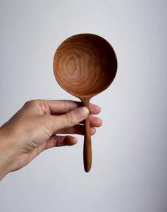 ชุดเครื่องใช้ในครัวทำจากไม้สักหรืออะคาเซียแบบคลาสสิกพร้อมที่วางช้อนไม้และที่วางช้อน - Product Image 1