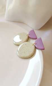 Boucles d'oreilles rondes en résine, design abstrait, artisanat modélisé à la main, durables, par MOHSIN HANDICRAFTS - Product Image 2