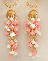Bracelet de mariée tendance fait main en perles multicouches et fleurs artificielles Mehndi islamiques blanches pêche, design floral de haute qualité