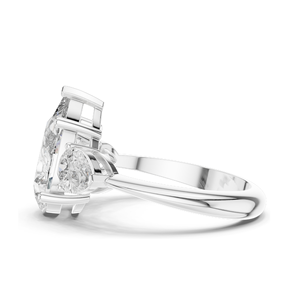 Bague à trois pierres en diamant de laboratoire de 4,00 carats pour femme, pierres centrales en forme de poire et pierres latérales en forme de trapèze, clarté VVS-VS EF, 18 carats - Product Image 4