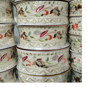 Fleurs sur mesure brodées de deux façons de couleurs dans des motifs floraux ethniques pour les vêtements de dames de 3 pouces de largeur - Product Image 5