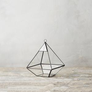 Terrarium suspendu à cadre pyramidal en verre et en fer fait à la main au meilleur prix avec fini noir utilisé pour l'affichage des plantes suspendues d'intérieur - Product Image 4