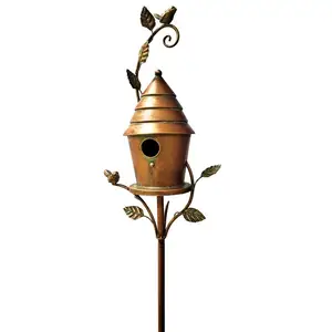 Metal Bird House Free Standing On Three Prong Garden Stake adorna sua passagem dianteira do gramado ou vida ao ar livre do jardim