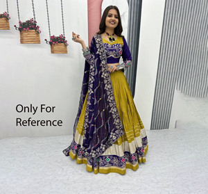 Nouvelle Robe Anarkali en Coton Blanc de Créateur pour Femme, avec Broderie Miroir Kutchi et Bordure Bandhani, Idéale pour les Festivals Navratri et Garba - Product Image 1