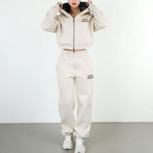 Fabricant de vêtements pour femmes Ensemble personnalisé de sweats à capuche et de joggings courts en coton épais et polaire avec impression et fermeture éclair pour femmes - Product Image 1