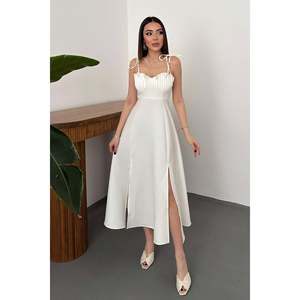Robe en satin blanc avec fente et coussinets de soutien-gorge intégrés - Blanc - Product Image 1