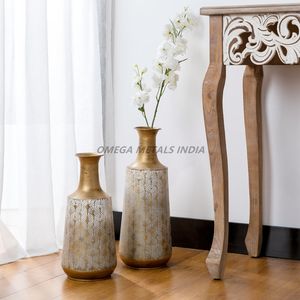 Vases en métal de luxe de couleur argent avec une forme ovale unique avec une surface texturée pour une décoration intérieure moderne - Product Image 5
