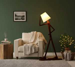 Lampe sur pied en bois avec figurine articulée |   Lampe sur pied en bois en forme d'homme ludique |   Éclairage d'appoint marron et blanc - Product Image 4