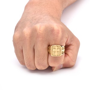 Bague carrée vintage en acier inoxydable avec motif croix en relief, plaquée or véritable 18 carats, pour homme, ne ternit pas - Product Image 3