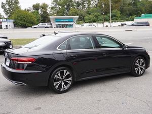 Faible kilométrage 2023 Volkswagen Passa-t 2.0T SE FWD avec jantes en alliage Sièges en cuir Système de navigation Démarrage à distance Toit ouvrant - Product Image 3