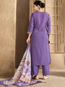 Ensemble Kurta ethnique pour femmes, dernière collection, Kurti brodé violet avec dupatta imprimé, vente en gros - Product Image 4