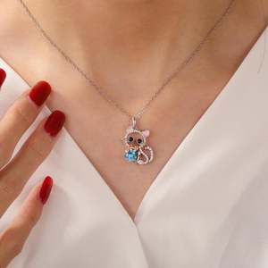 Collier personnalisé Jeulia Hug Me avec pendentif chat creux et cristal de pierre de naissance - Product Image 5