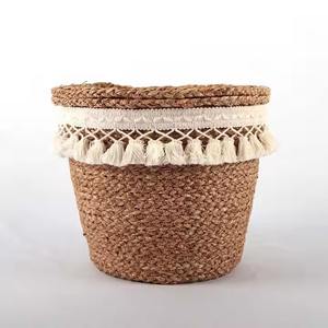 ตะกร้าสานงานฝีมือรักษ์โลก ทำจากหญ้าทะเลธรรมชาติและผักตบชวา ดีไซน์ยืดหยุ่น ผลิตในเวียดนาม เหมาะสำหรับใส่ผ้า - Product Image 1