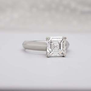 Bague de fiançailles taille Asscher en or blanc avec sertissage solitaire à 4 griffes, diamants certifiés IGI - Product Image 2