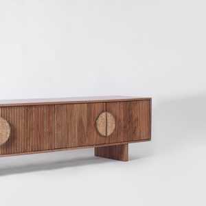 Console multimédia moderne en bois massif d'acacia côtelé Meuble TV élégant avec façades de porte texturées pour le salon Meubles de maison - Product Image 4