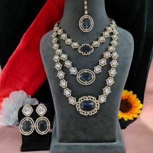 Collier Kundan à trois couches de qualité supérieure serti d'une paire de Maang Tikka sans effort avec des Lehengas, des saris et d'autres ensembles ethniques - Product Image 1