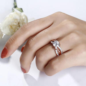 Anillo de Compromiso Jeulia de Dos Tonos con Moissanita Entrelazada - Plata de Ley Chapada en Rodio - Product Image 6