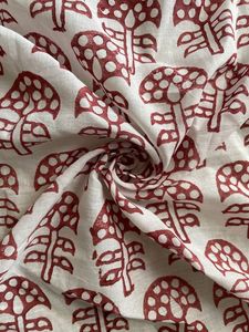 Pañuelo Cuadrado Hecho a Mano - 100% Algodón, Diseño Pintado a Mano, Pañuelo Multifuncional y Accesorio para el Cabello, Hecho en Rajasthan - Product Image 6