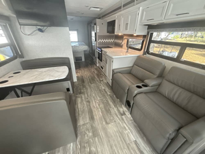 Caravane de voyage T-h-o-r H-u-r-r-i-c-a-n-e 29M d'occasion 2024 - Product Image 4