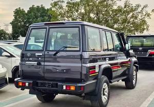 Clean Gray 2024 para 76 Hard Top Gasolina Usado Asientos de Cuero Transmisión Automática Volante a la Izquierda SUV Paquete Tecnológico - Product Image 3