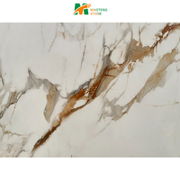 Dalle de pierre frittée dorée Calacatta aspect marbre de luxe Carreau mural au design moderne pour comptoirs de cuisine