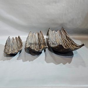 Elegante par de bandejas de hojas plateadas con detalles texturizados perfectos para mostrar golosinas y mejorar su decoración - Product Image 6