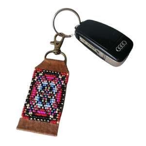 Llavero y accesorios para bolsos con diseño redondo, bordados con cuentas de colores negros, de la India. - Product Image 2