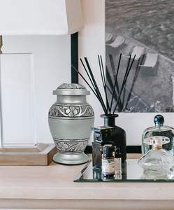 Embrassez les urnes funéraires à double cœur Urnes funéraires de haute qualité pour les funérailles à bas prix - Product Image 3