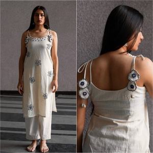 Ensemble kurta de luxe en soie romaine avec des broderies élégantes, des travaux de miroir réels et un dupatta à carreaux kota imprimé numériquement - Product Image 5
