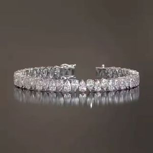 Delicada pulsera de diamantes para mujer en un hermoso entorno con un elegante toque de sofisticación Proveedor indio - Product Image 4