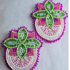 Boucles d'oreilles pendantes brodées à la main pour femmes pour les fêtes en forme de coeur - Product Image 1